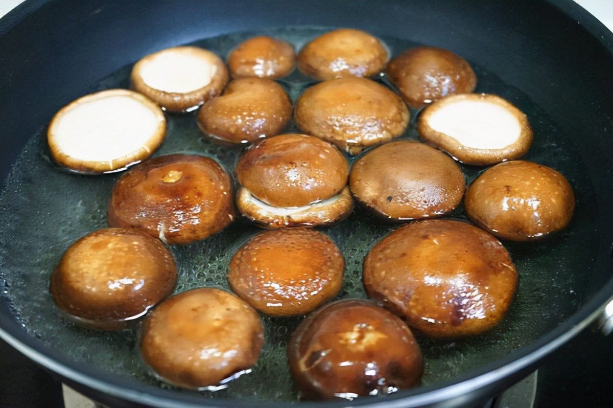 The shiitake mushrooms are made into sweet and sour shiitake mushroom