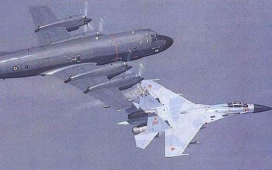 敢动吗？两架苏35同时迫近，美P8A成了“夹心饼干