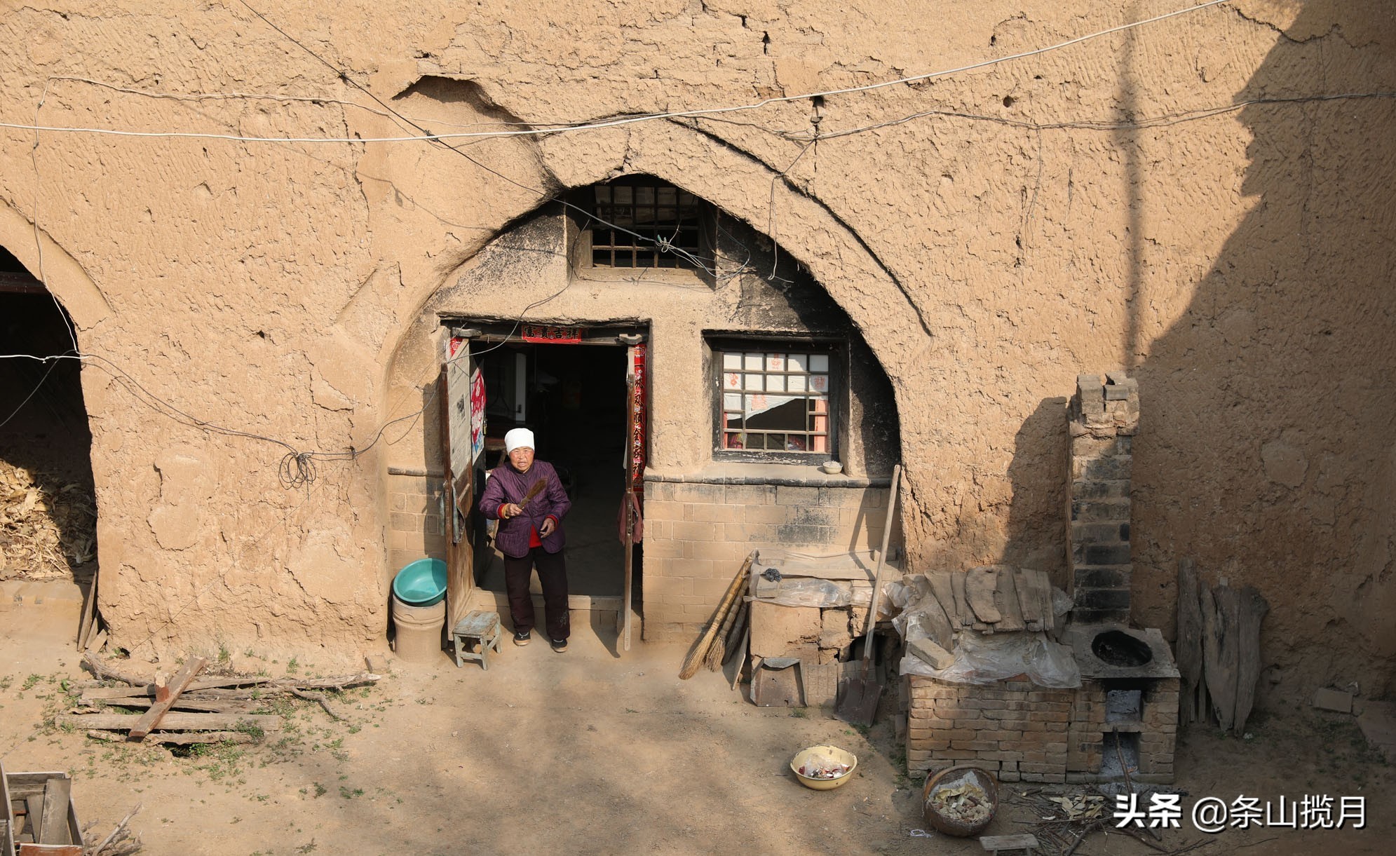 这几块石头摆在8旬老奶奶的地坑院里，里边的说道有谁知道