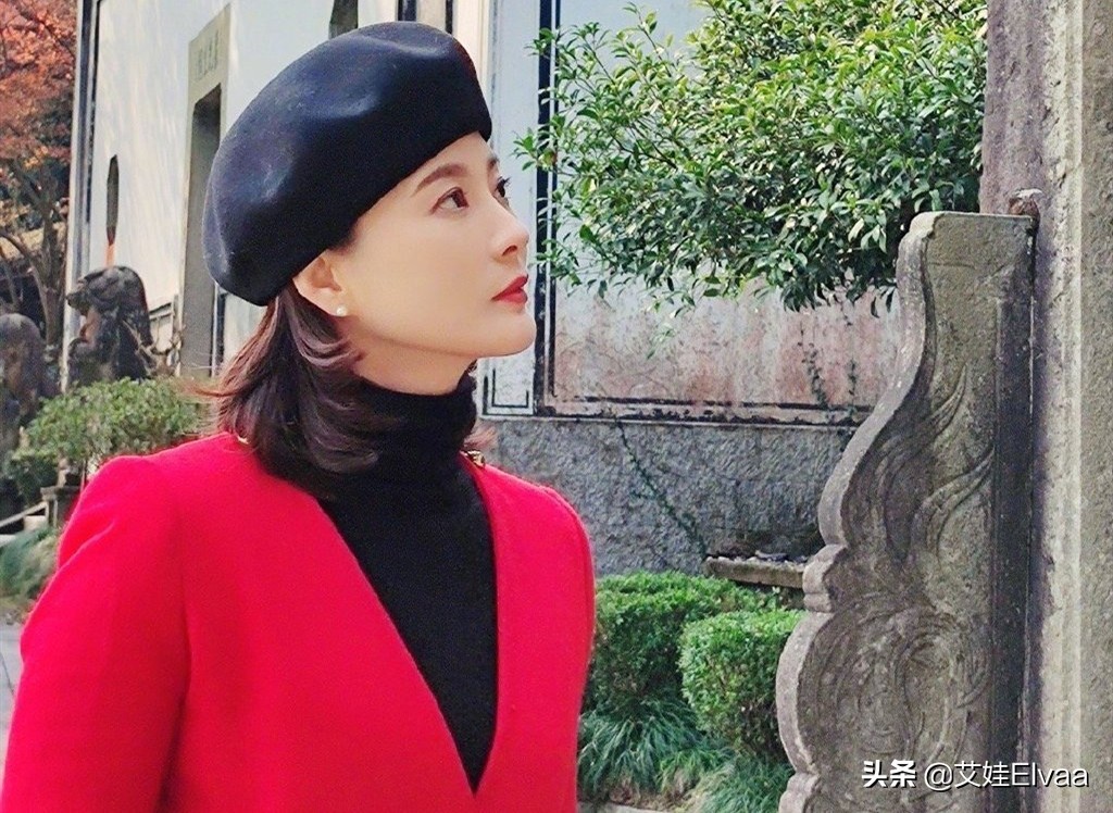 央视女主持刘芳菲女神节大突破，穿红裙，罕见大红唇美得让人心动