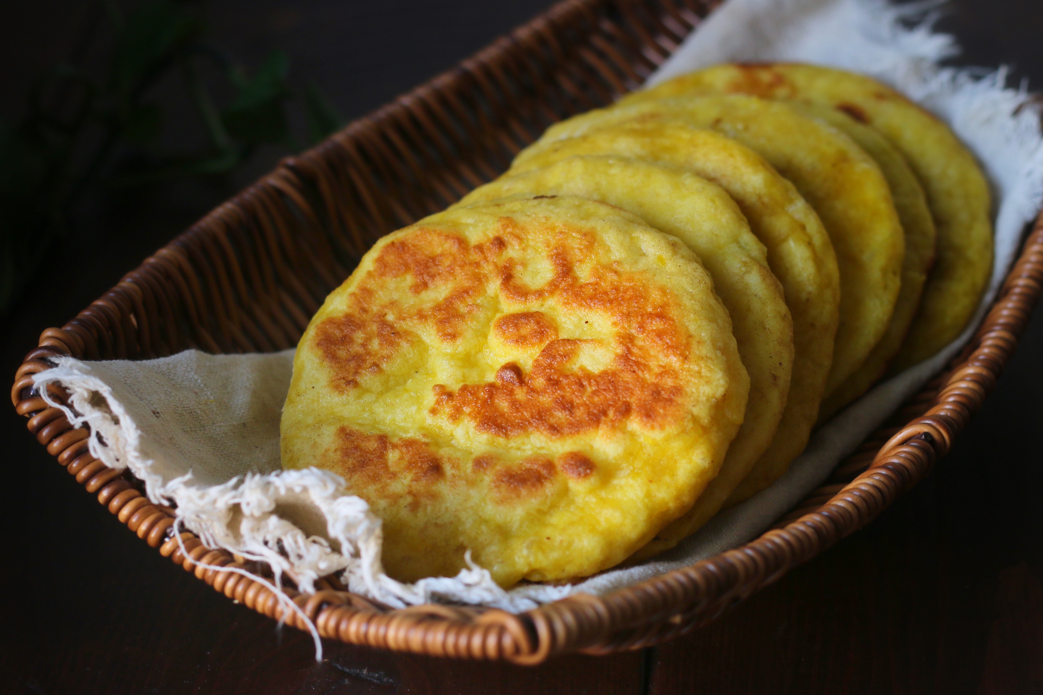 用南瓜做餅，又軟又香甜，如果不制止，孩子會拿起第三個第四個