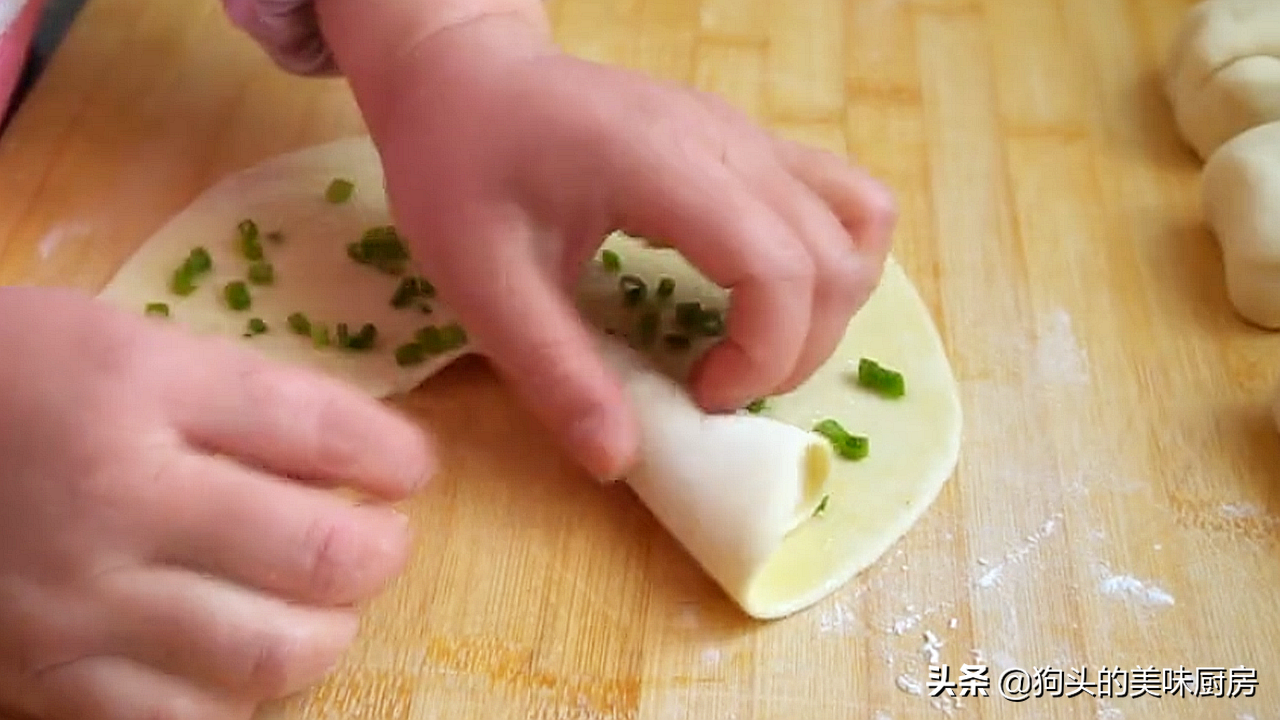 想吃蔥花餅別再買了，在家就能做，加一把蔥跟鹽，外酥裡軟，真香