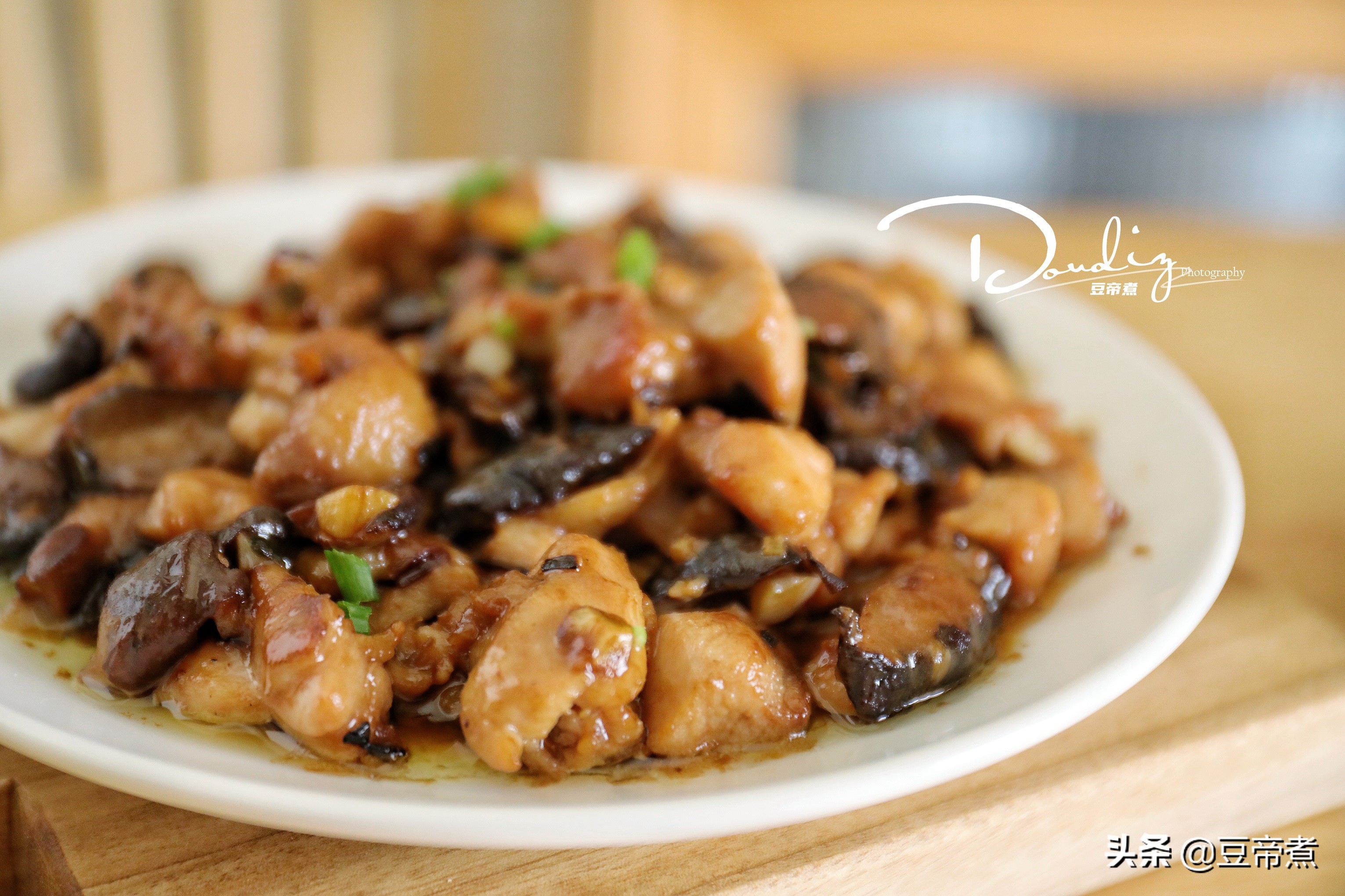 鸡腿新吃法味道香肉质嫩，怎么吃也不腻，我家孩子三天两头就馋