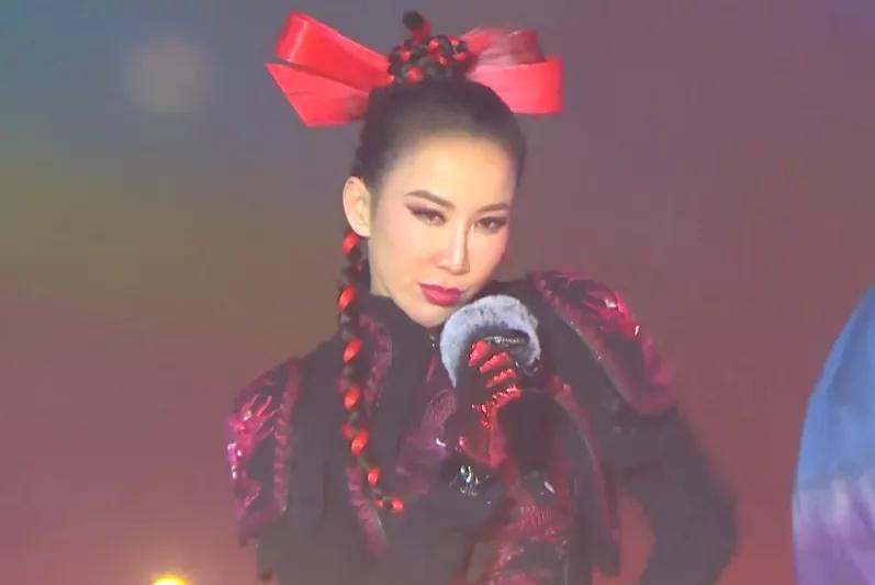 跨年女星集体得罪化妆师，杨幂被嘲像鹦鹉，热