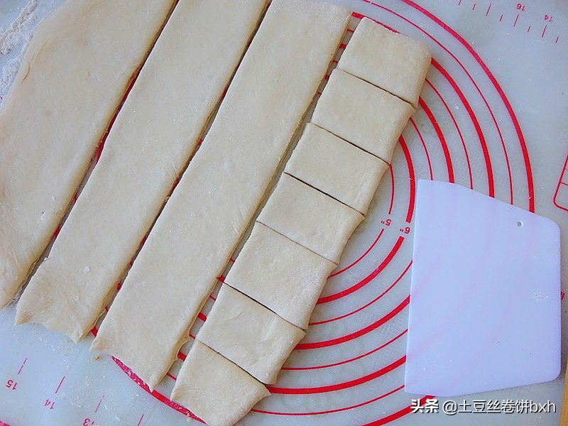 花生米的新吃法，用平底鍋做成小麵點，口口留香，老少都愛