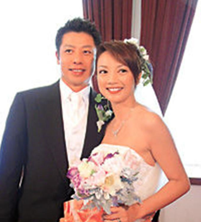 50岁港姐曝近况！曾是阔太住豪宅，因负债千万现与女儿摆摊赚钱