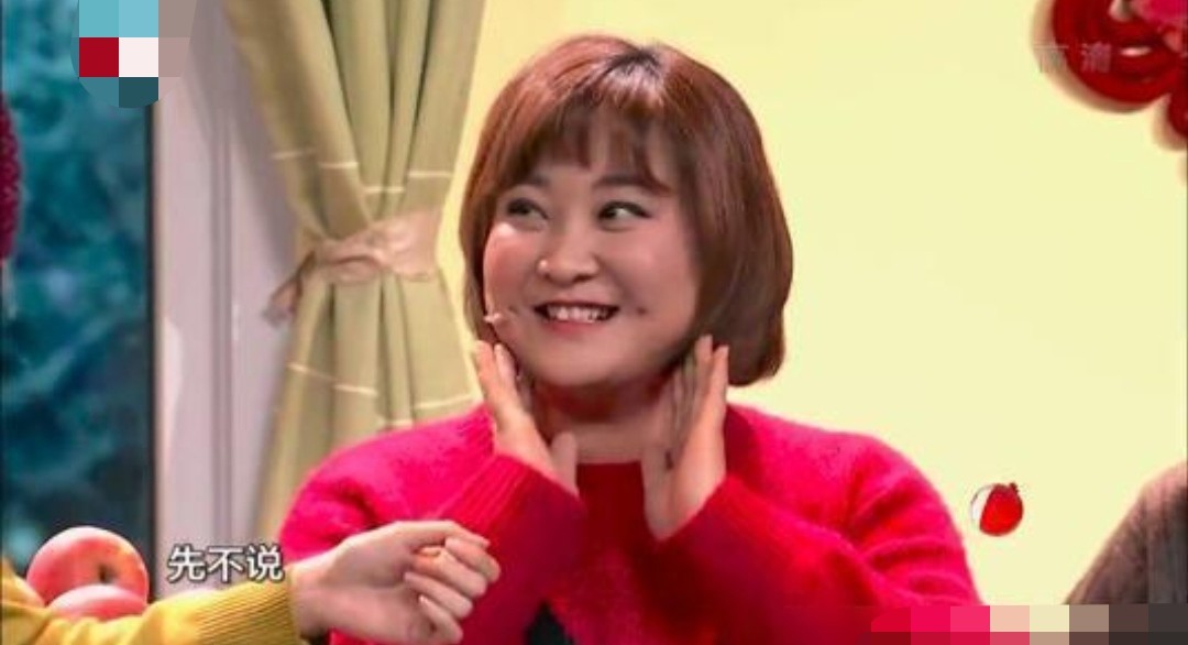 网友偶遇贾玲拍戏，四辆房车并列太气派，条件艰苦货车里换戏服？