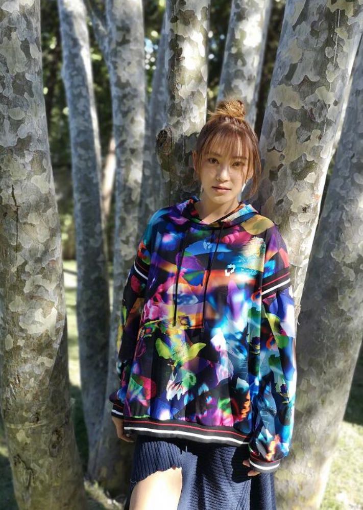 应采儿晒二儿子背影照，穿小背心样子呆萌，胎发未剃肉肉脸抢镜