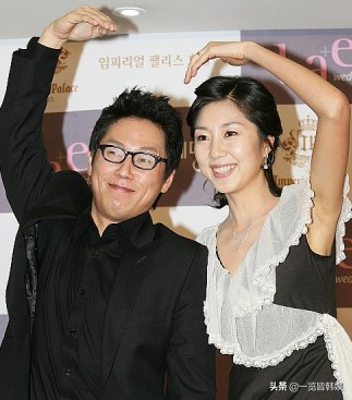 尹钟信退圈游走美国 与妻子身高差受质疑 作品曾