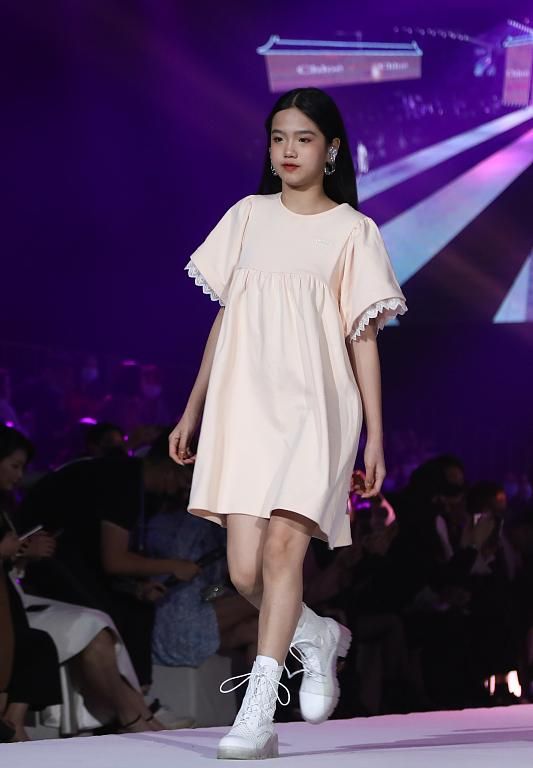 鐘麗緹13歲次女長開，與甜馨撞造型變女王，考拉“嫦娥”造型美翻