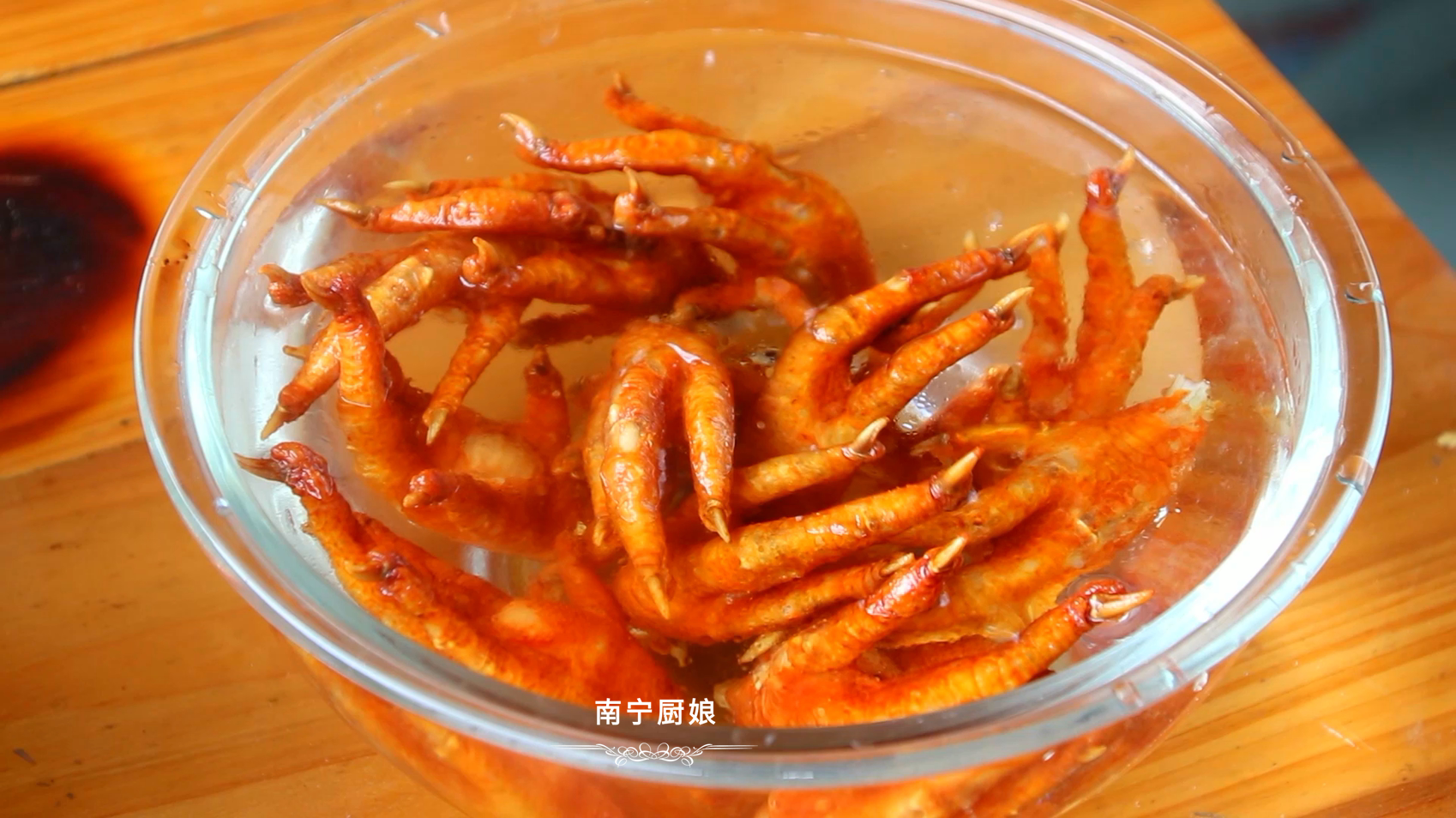 雞爪這做法太好吃了，軟糯入味，入口脫骨，難怪廣東人早茶必吃它