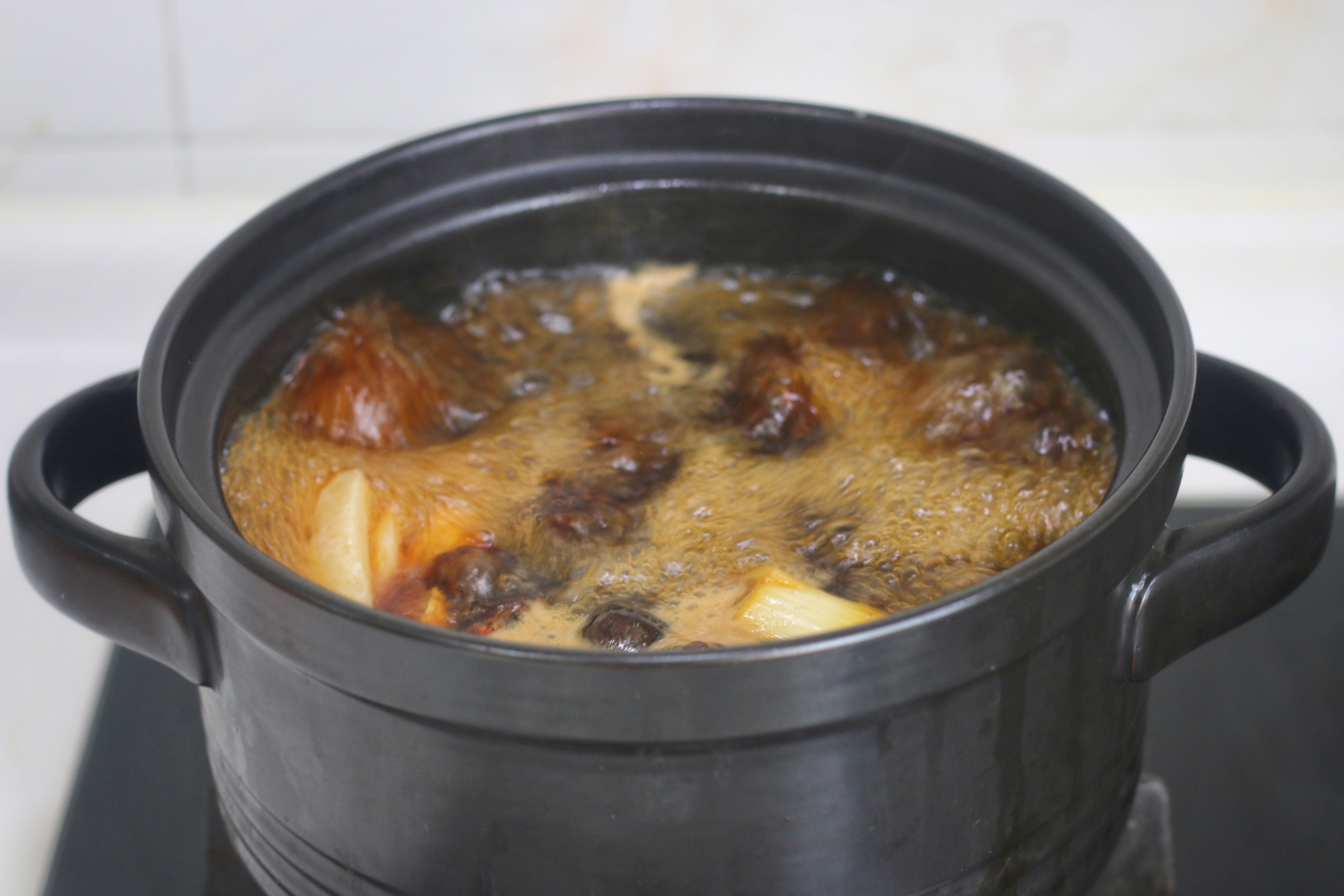 猪肉降到9块，烙几个火烧，卤1锅肉，剁碎一夹，太香了