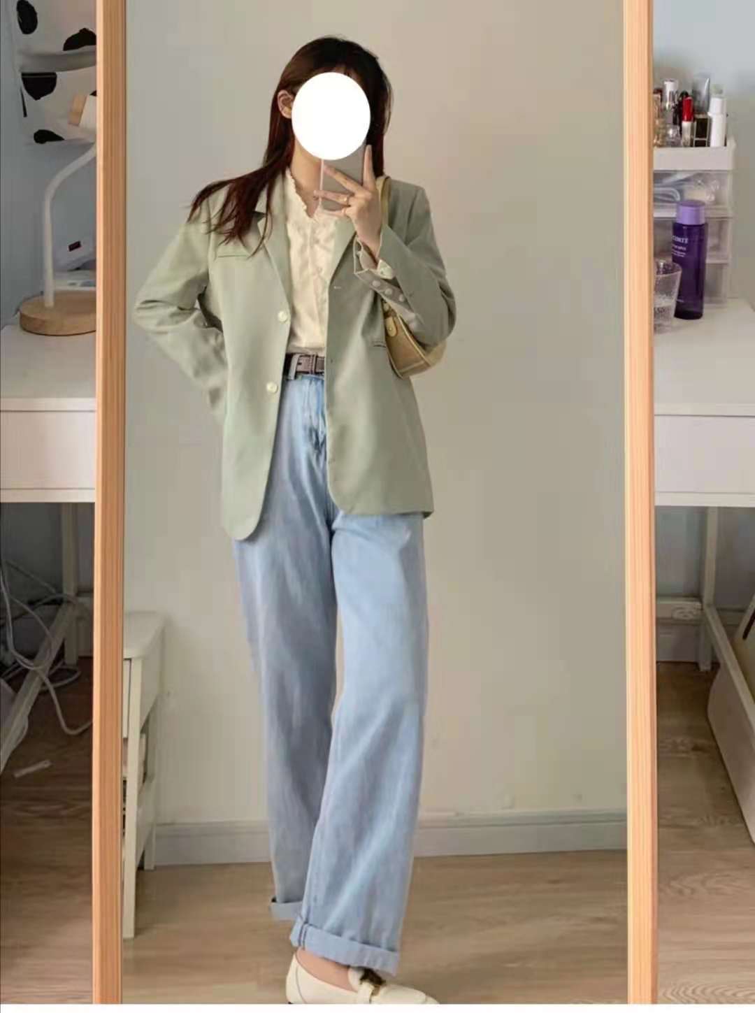 What color pants look good with a mint green top iMedia