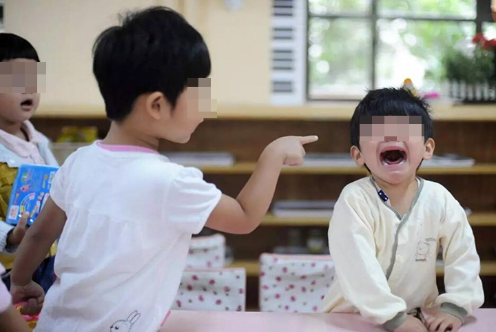 幼儿园阶段，孩子容易被欺负的两种情况，家长反应不要太过激