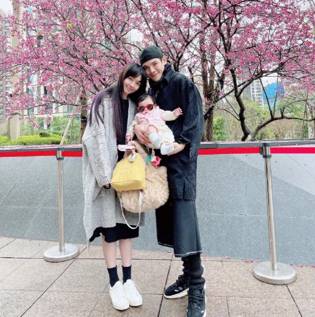 向佐想郭碧婷和女儿，发文期待她们来：太想念小可爱了