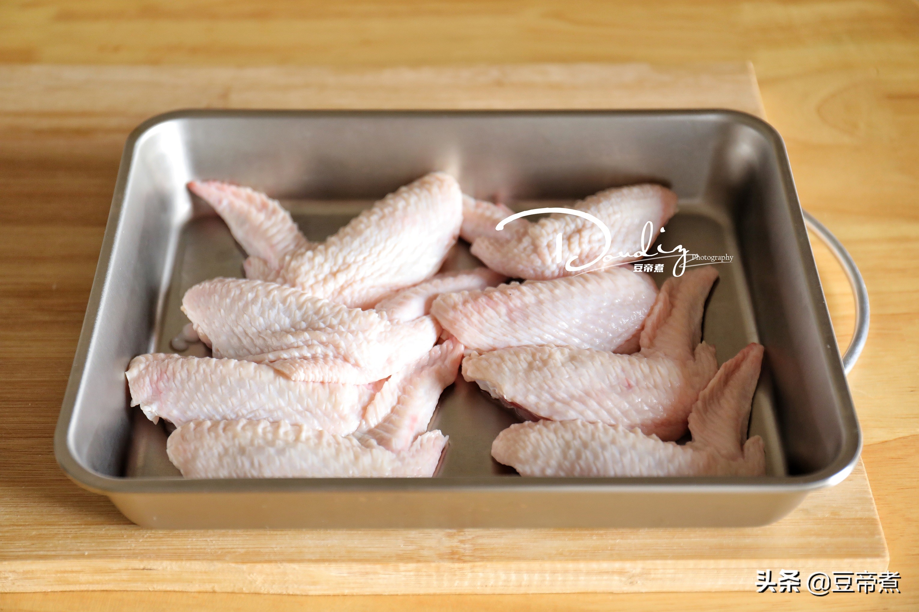 不要再做可乐鸡翅了，试试最近很流行的盐焗鸡翅，味道香口感还好