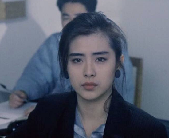 30年前王祖贤旧照中，身后微不足道的群演，如今成了著名女星