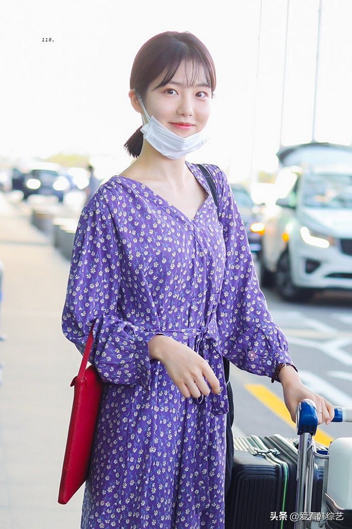 申艺恩身穿华丽连衣裙，展示少女般的气质，向