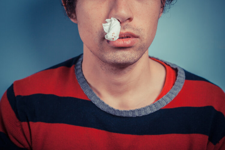 别把癌症当鼻炎！专家：鼻咽癌敲门时，身体会给你5个“提示”