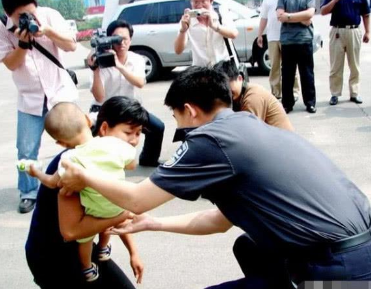 人贩子抢孩子，情急之下捅了人贩子，算正当防