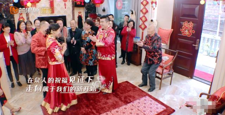 何雯娜出阁酒太寒酸？仅有一桌酒席，何雯娜母