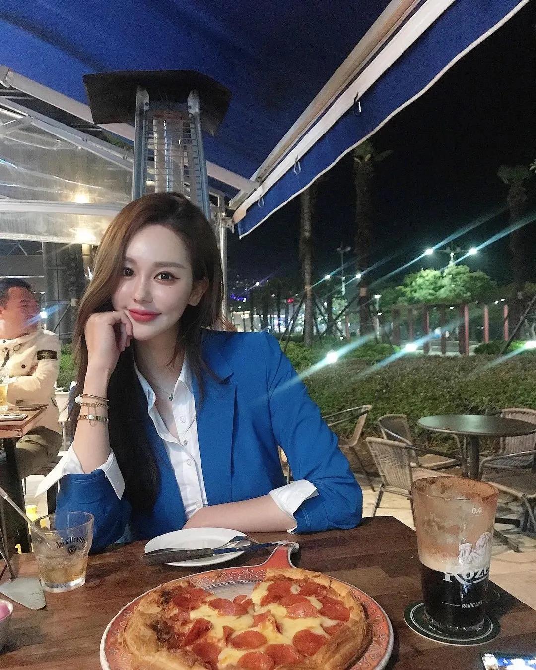 性感大腿美女壁纸 女画家美女图片图片