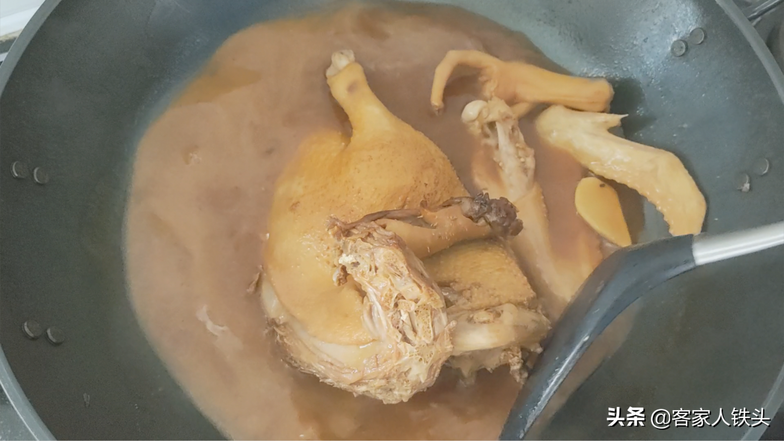 中秋节待客，试试鸭肉一个特色做法，传统味道酱香十足，漂亮好吃