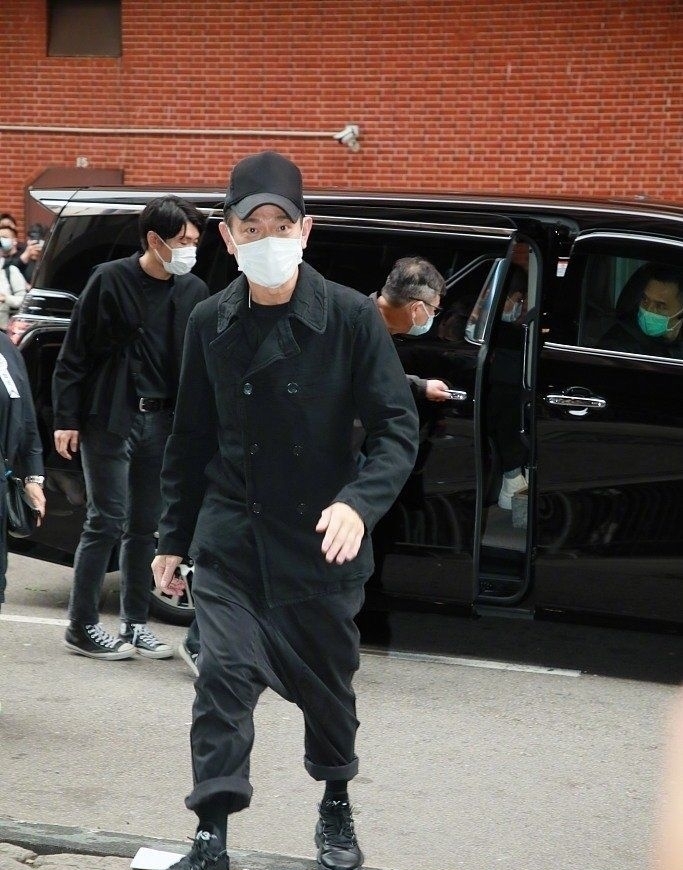 第一次对刘德华感到失望，参加吴孟达葬礼穿得