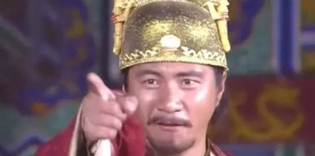 皇帝下令开仓放粮，然后扮成乞丐去要饭，回来