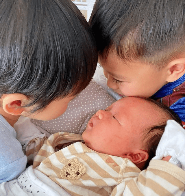 胡杏儿老公晒仨儿子时隔三个月团聚，奕霆奕霖争相亲吻弟弟超有爱