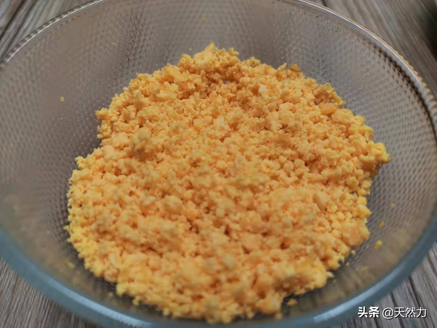 在家也能轻松做出广东名菜蛋黄焗南瓜，详细经验干货做法，收藏了