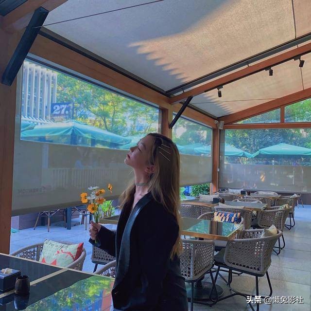 许久不见的李嫣现身14岁生日，亭亭玉立金发抢眼