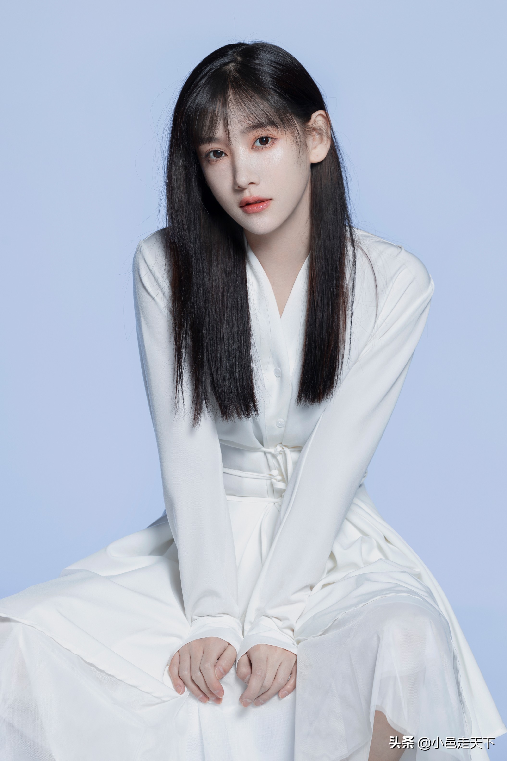 Li Muchen white dress with long hair photo - iNEWS