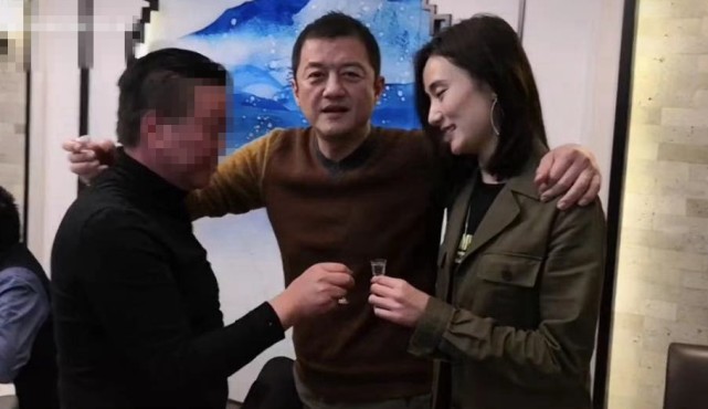 李亚鹏带新女友应酬，席间敬酒合影，这都是以
