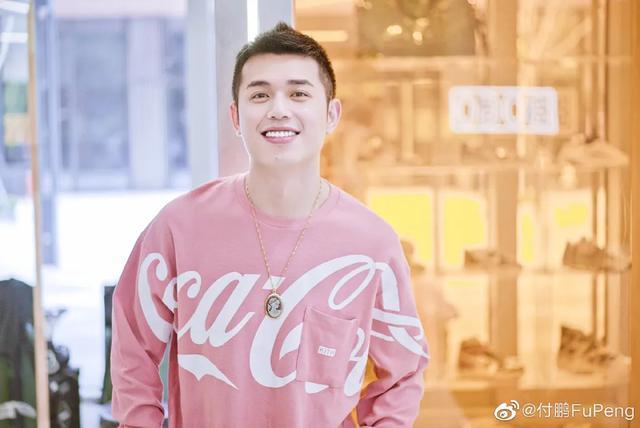 小助理离开李佳琦后人气攀升，半月涨粉20万，化身新一代带货博主