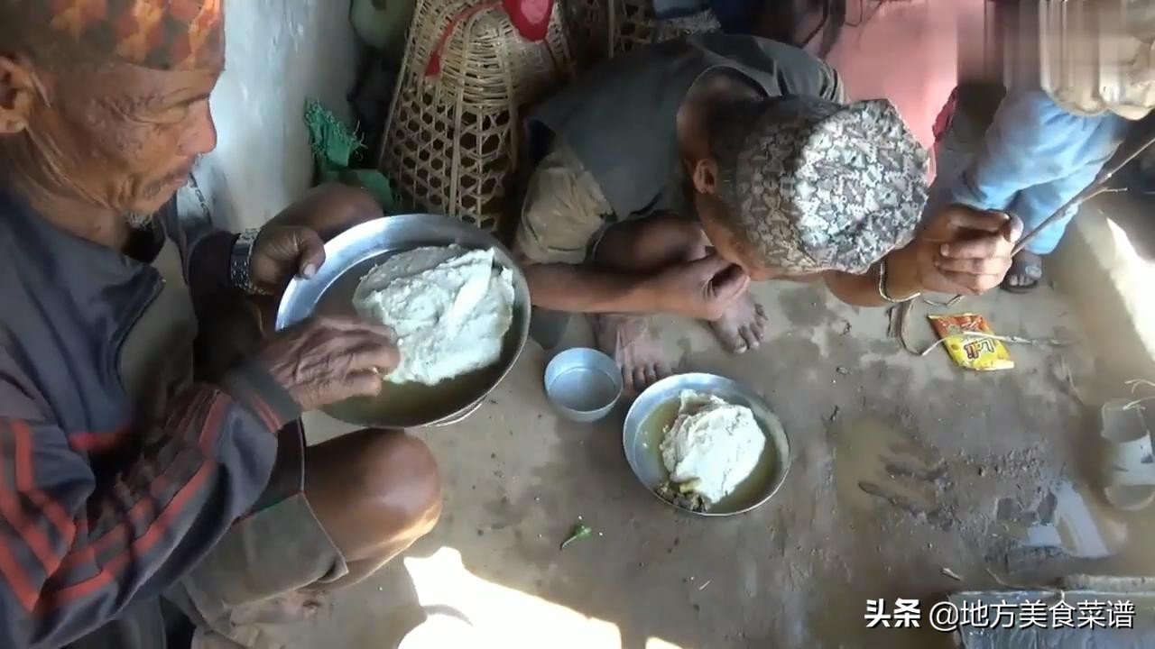 尼泊尔山区穷人家吃酒席，玉米糊配咖喱羊肉，