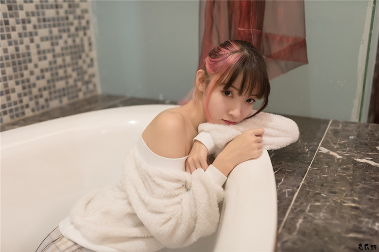 浴缸里的肉丝格子裙