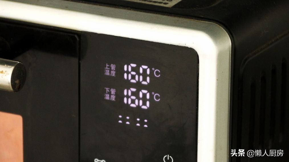 花生米不用水煮，撒點鹽泡一下，比油炸得更好吃，鹹香酥脆