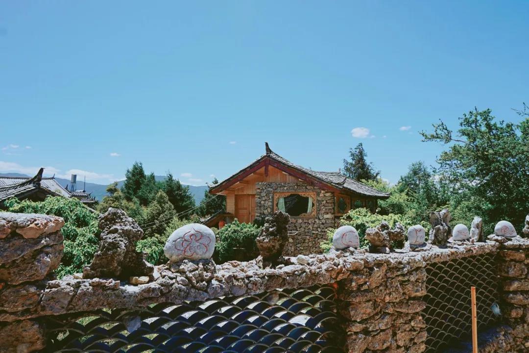 The village of Lijiang is full of stones. The American botanist has lived here for 27 years and is unmarried all his life.