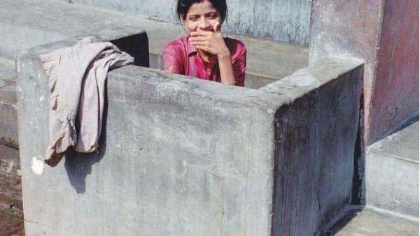 印度都是露天厕所，那印度女性如何保护隐私？看完让人心疼！