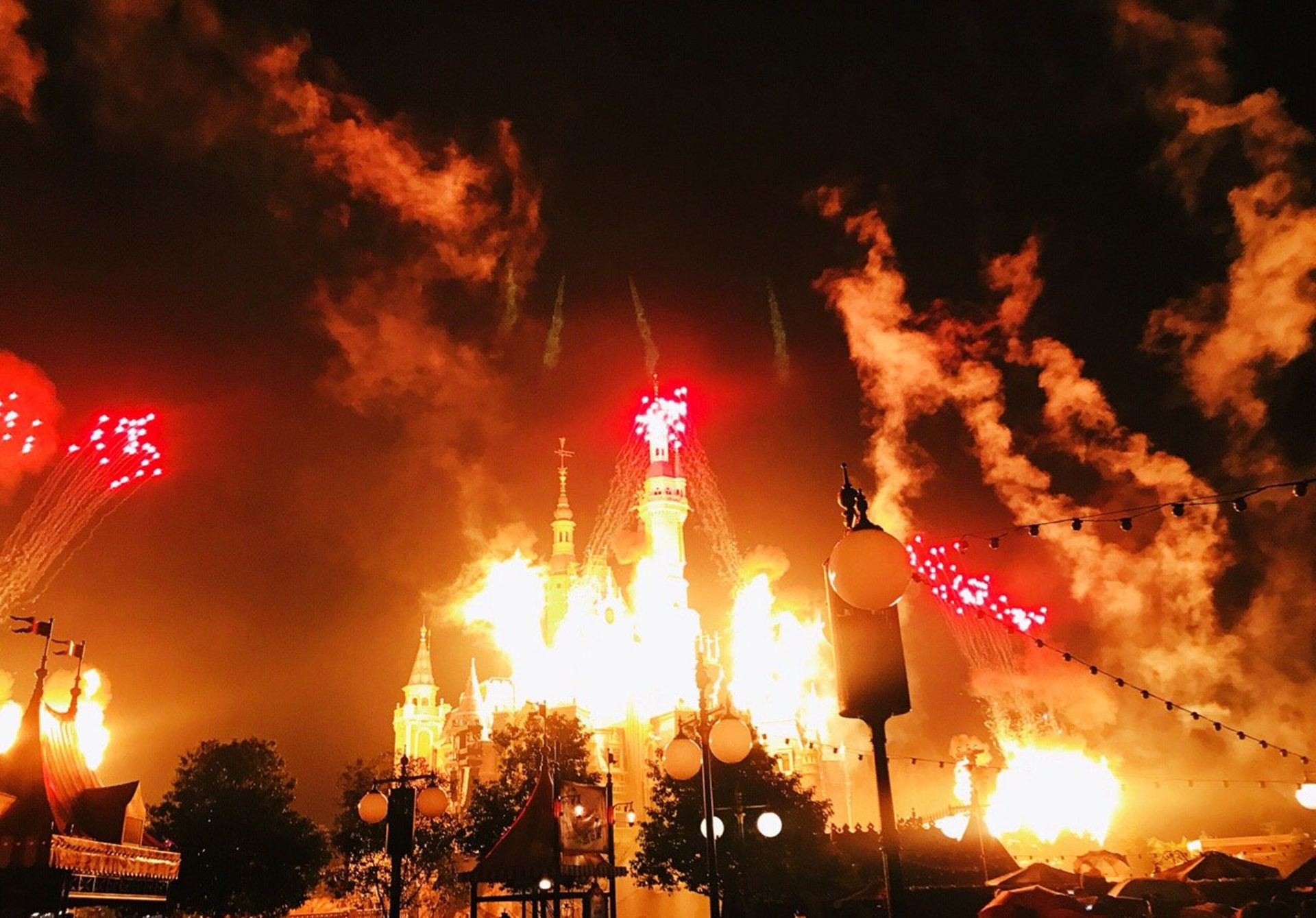 网友把迪士尼烟花拍成火烧城堡，求求你不要再秀了！
