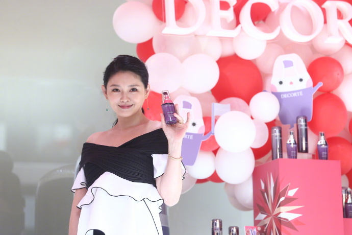 大S胖点更像“阔太太”，穿露肩上衣肤白貌美，