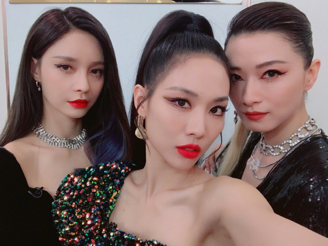 开呛|“姐姐”才成团就开呛！后台亮相就搞小团体 宁静黑脸态度一目了然