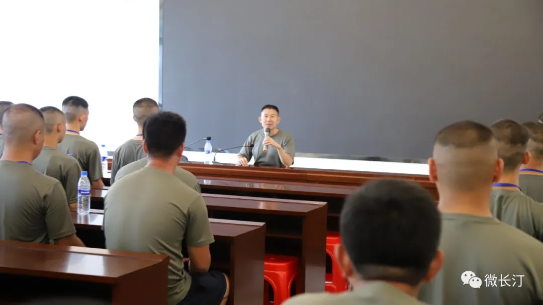 据悉,组训前,长汀县人武部已按照参训必检原则,组织全体参训人员进行