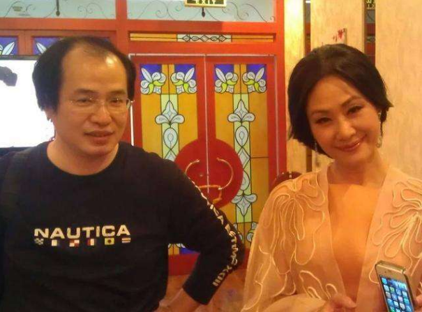 于文华：合作尹相杰，发掘大衣哥，一婚不幸福，现在活成z个样子