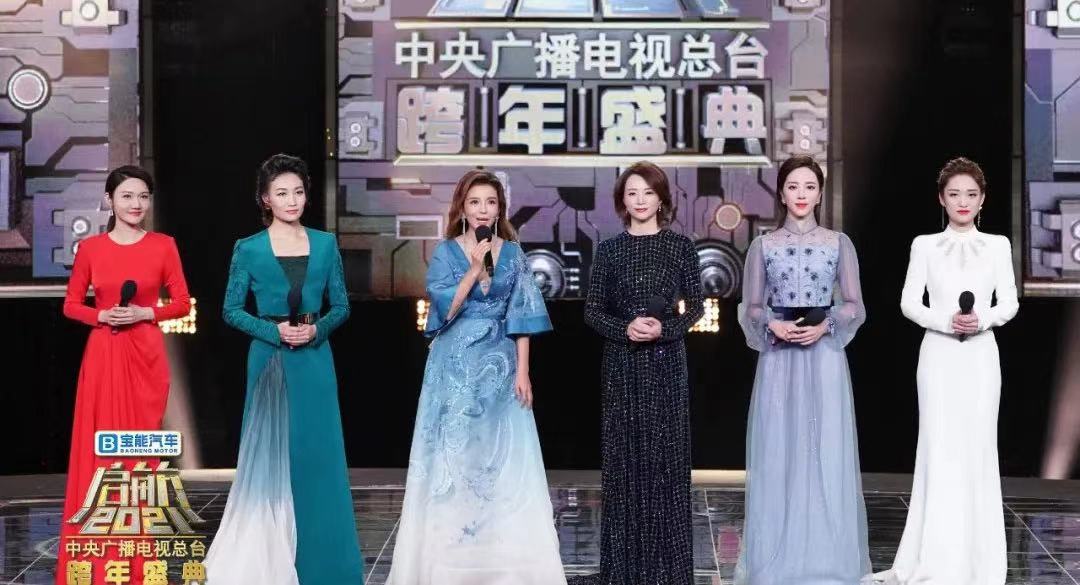 董卿回归跨年晚会！李梓萌妆容翻车，朱迅穿刺