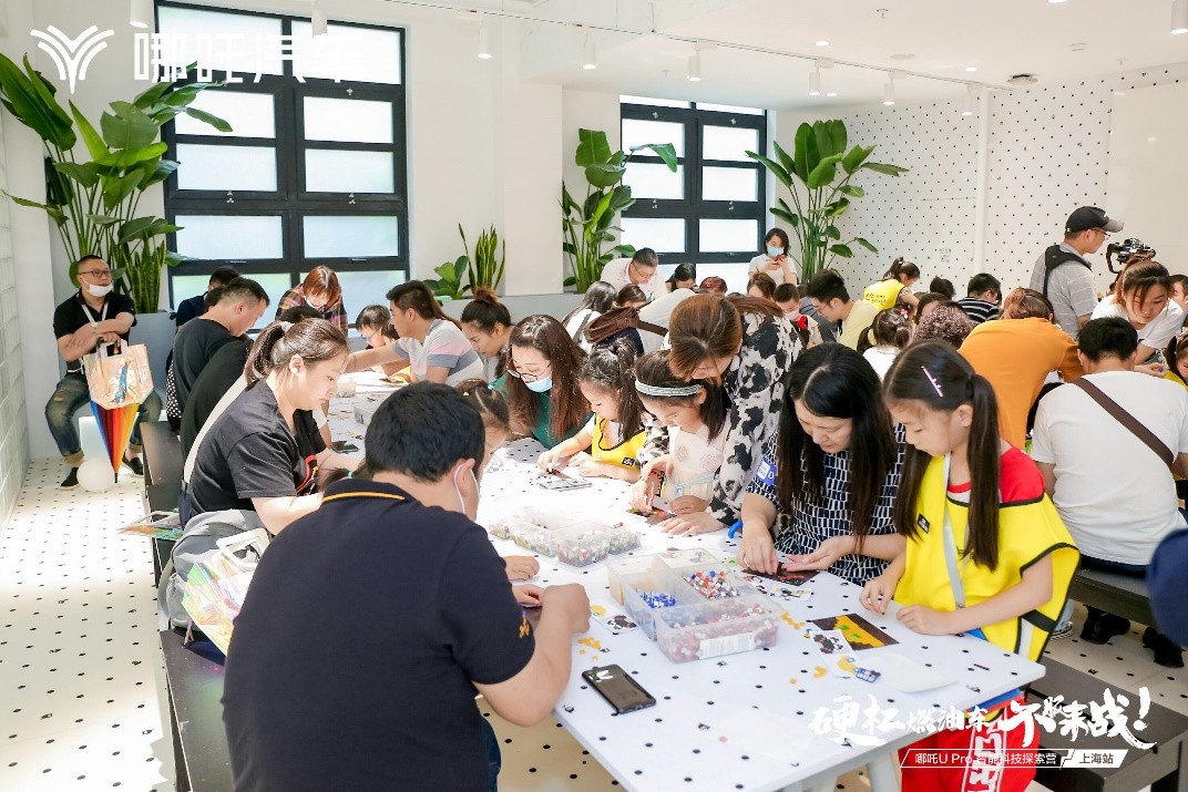 对话玻璃工艺，探索智能科技，哪吒U Pro上海区域正式上市