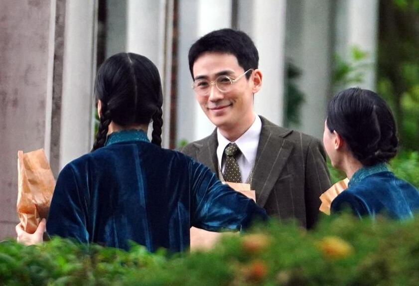 朱一龙《叛逆者》最新路透照片曝光，儒雅的气