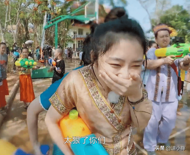 谭松韵任嘉伦加入泼水节，谁注意两人的互动方
