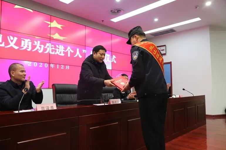 兰山公安分局辅警杨振宇获得“兰山区见义勇为先进个人”